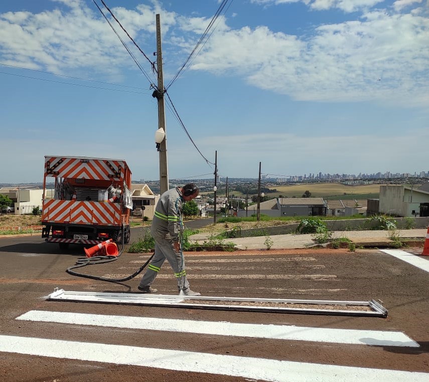 Sinalizações horizontais e verticais no bairro Ecovalley são revitalizadas em Sarandi
